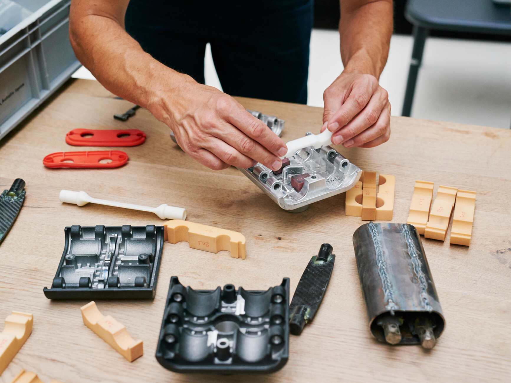 The joint with flexible axes enables a spring-loaded synchronous movement that supports the muscles.