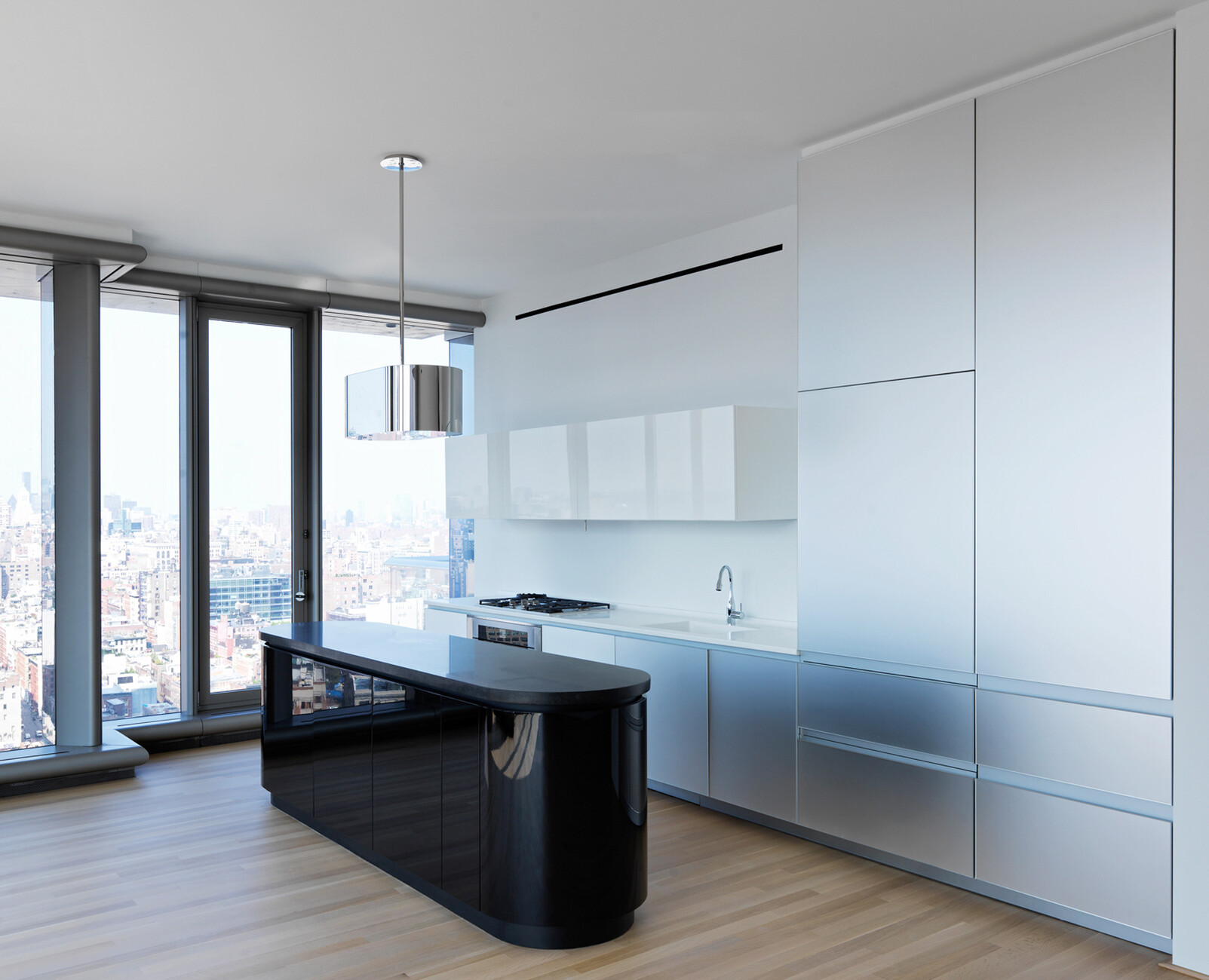 For the interior fixtures the architects chose custom-made kitchen and bathroom furnishings from Molteni Group’s Dada Contract Division.