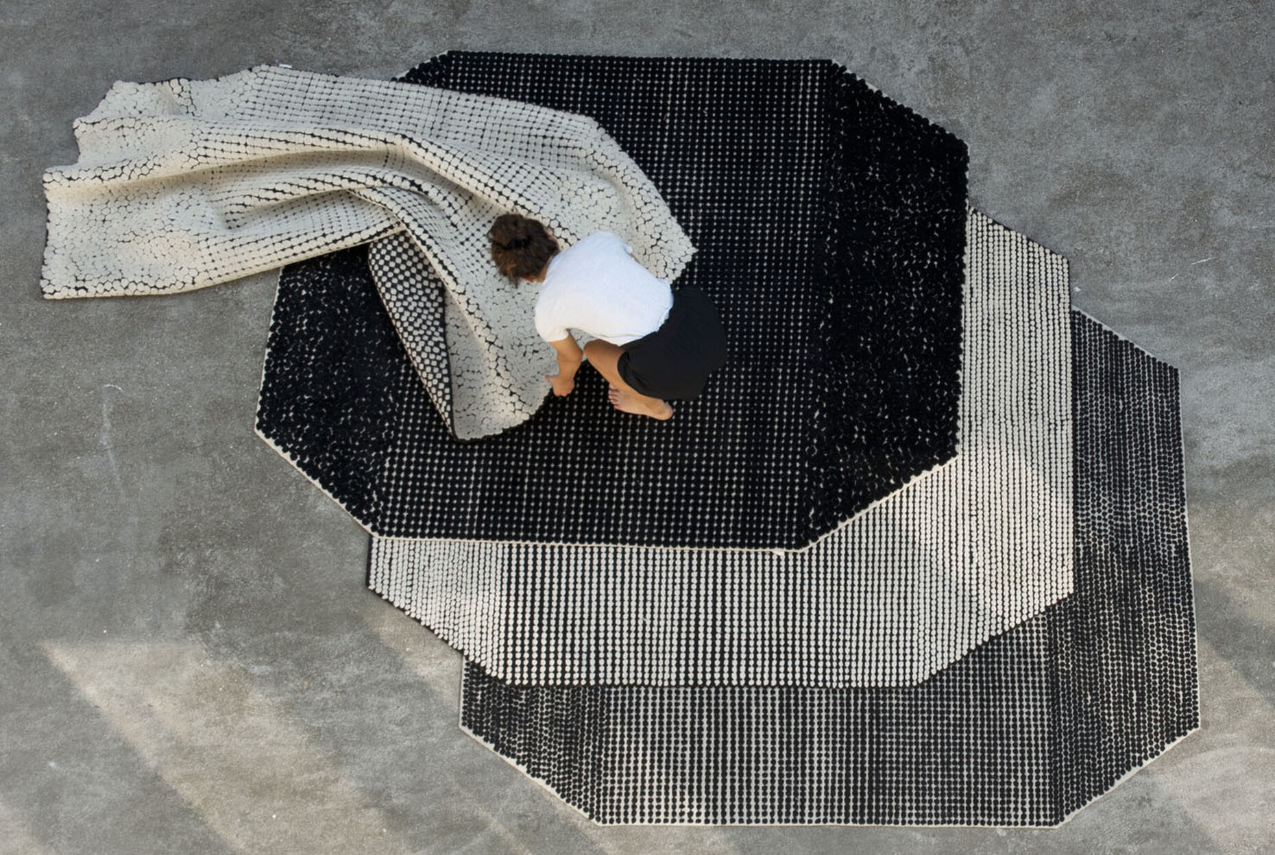 Der besonders feine Knoten der tibetischen Knüpfer verleiht der Teppichkollektion "Semis" ihren einzigartigen Charakter.