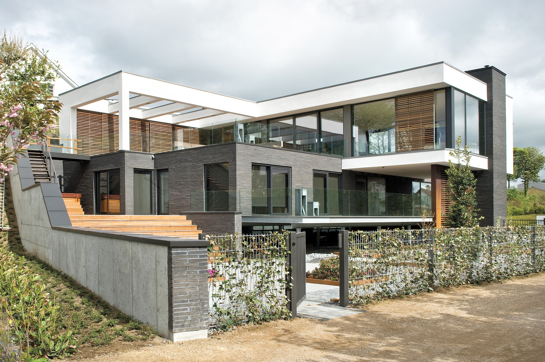 In the bungalow by Billund Hansen architects, the natural material wood creates a cozy atmosphere.