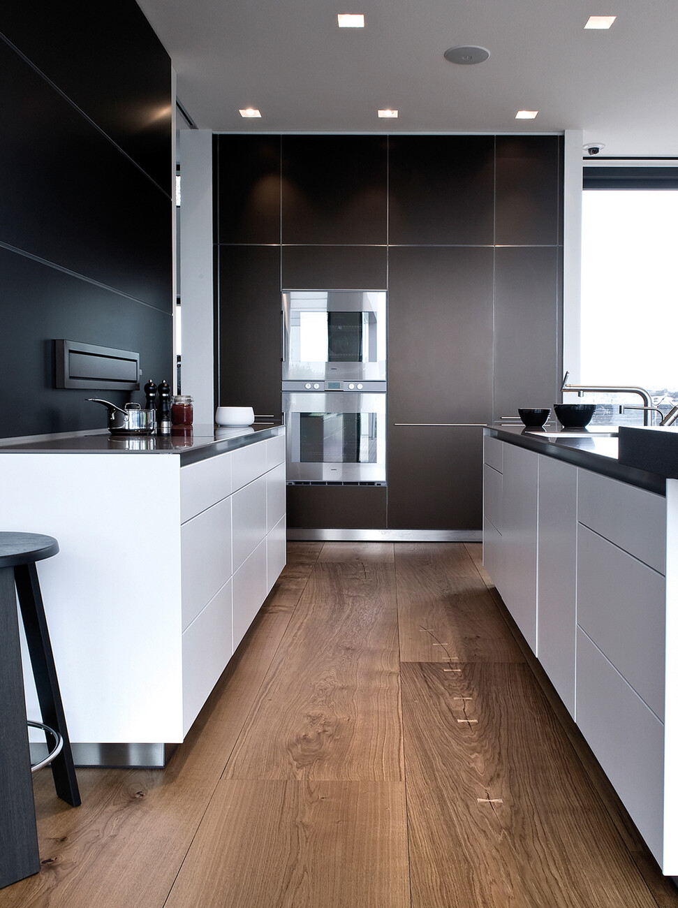 The raw timber for the planks came from 200-year-old oak trees and thus brings a particularly powerful radiance.