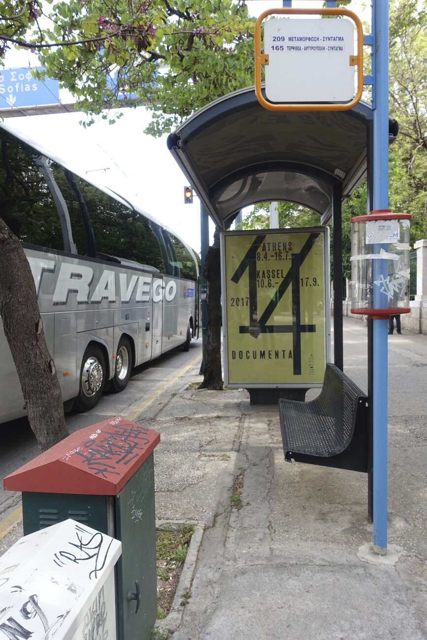 Dokumenta-Plakat an Athener Bushaltestelle