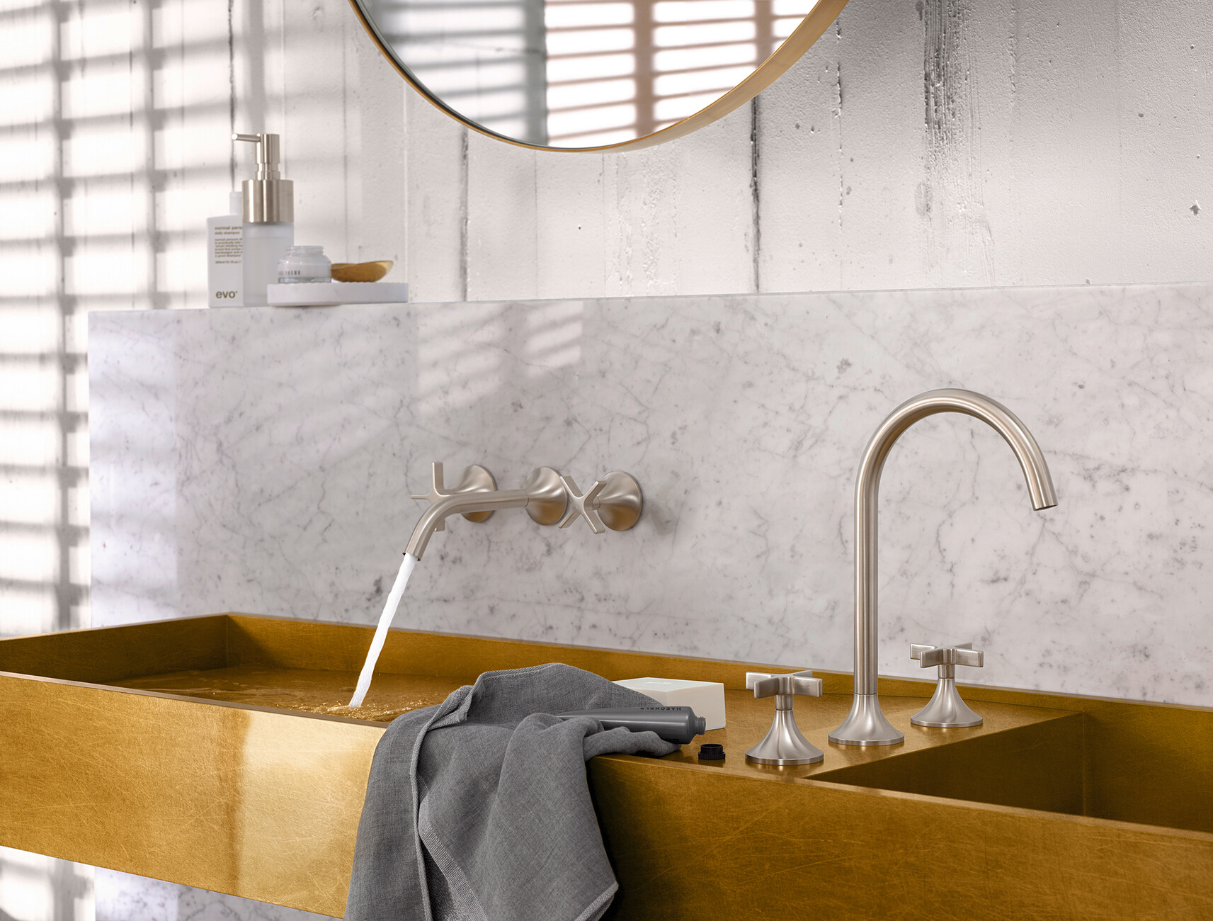 Ein charakteristisches Element der Serie "Vaia" ist der Kreuzgriff, der von Dornbracht und Sieger Design erstmals mit der Armatur "Tara" neu interpretiert wurde.