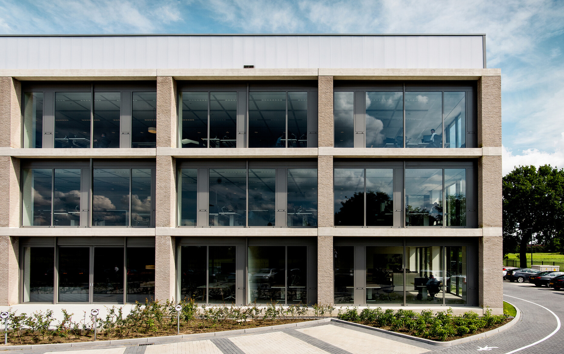 Dreessen Willemse Architecten haben dem Hauptsitz Ölsur Europe in Eindhoven einen sowohl rationalen wie offenen Charakter verliehen.