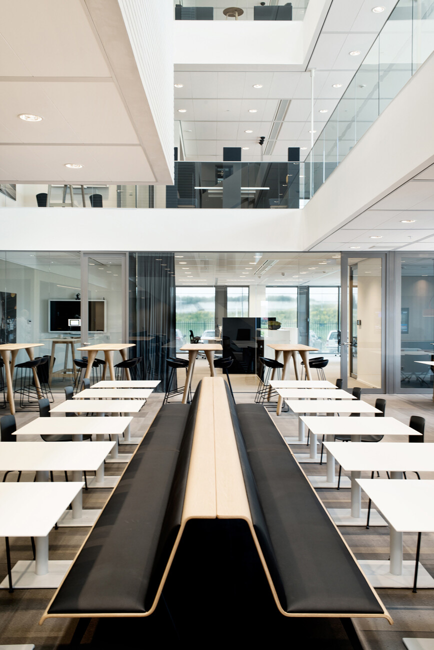 Mit variablen Längen und geraden Linien integriert sich das modulare Sofa-System "Zinta Waiting" des Designertrios harmonisch in die großzügigen Räumlichkeiten.