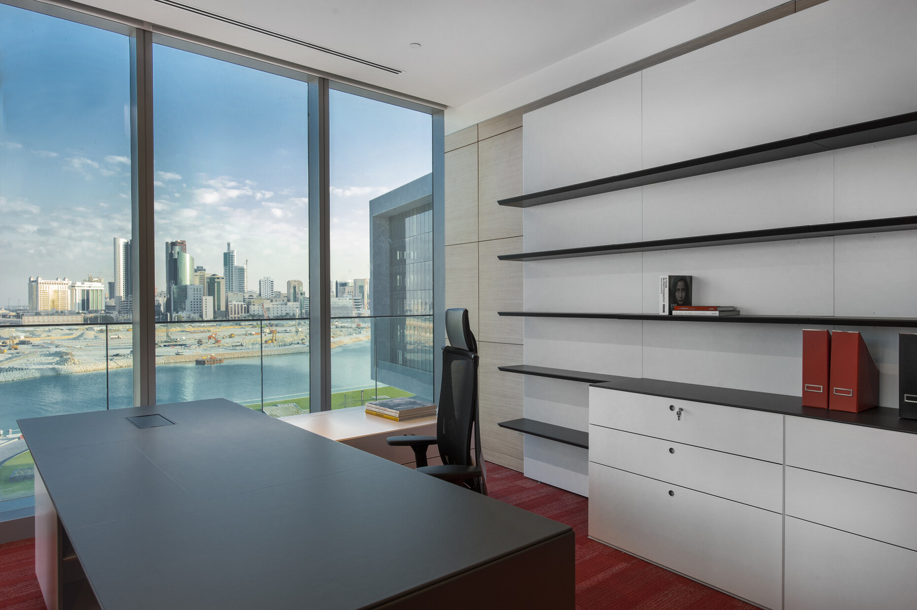 Ein Einzelbüro im neuen Headquarter der Al Baraka Bankengruppe in Bahrain mit Blick auf die Skyline.