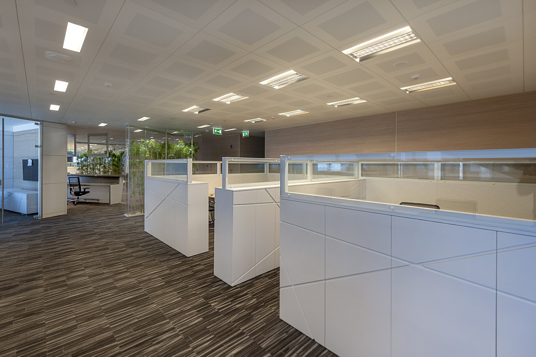 Auf den Wänden der Arbeitskabinen wird das Muster der Außenfassaden aufgegriffen.