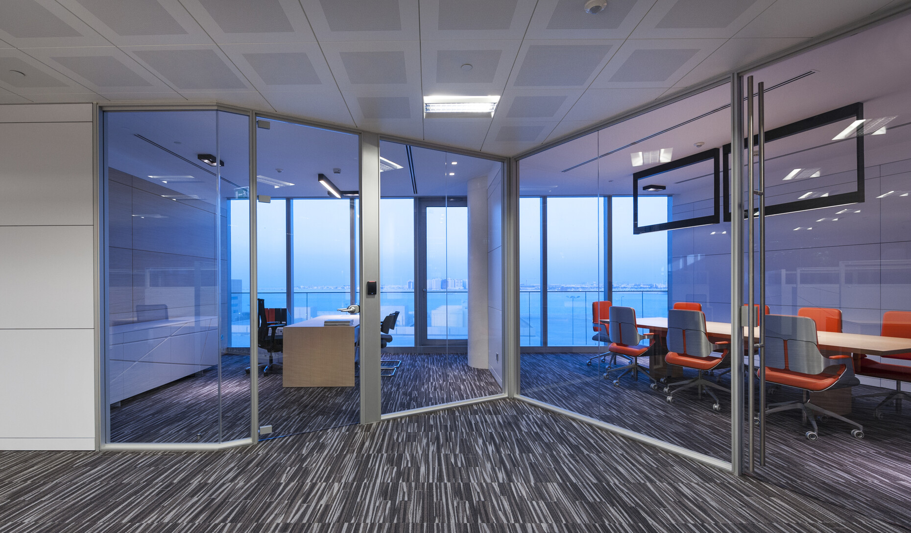 Die oberen Geschosse werden von Fantoni-Glastrennwänden in einzelne Räume unterteilt.