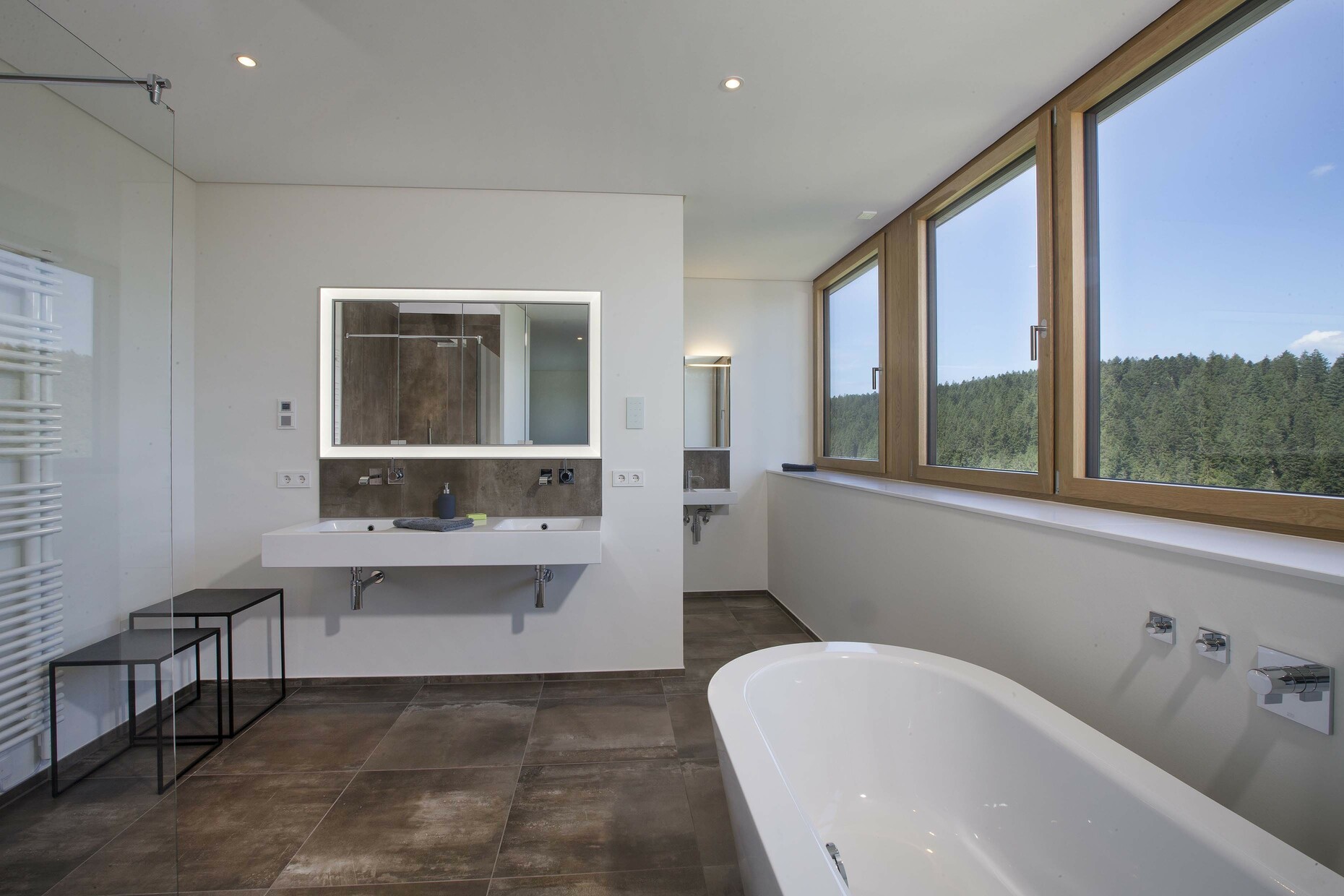 The "GIS" pre-wall system from Geberit is used for the large barrier-free accessible bathrooms in the apartments of the "Parkside" in Freudenstadt.