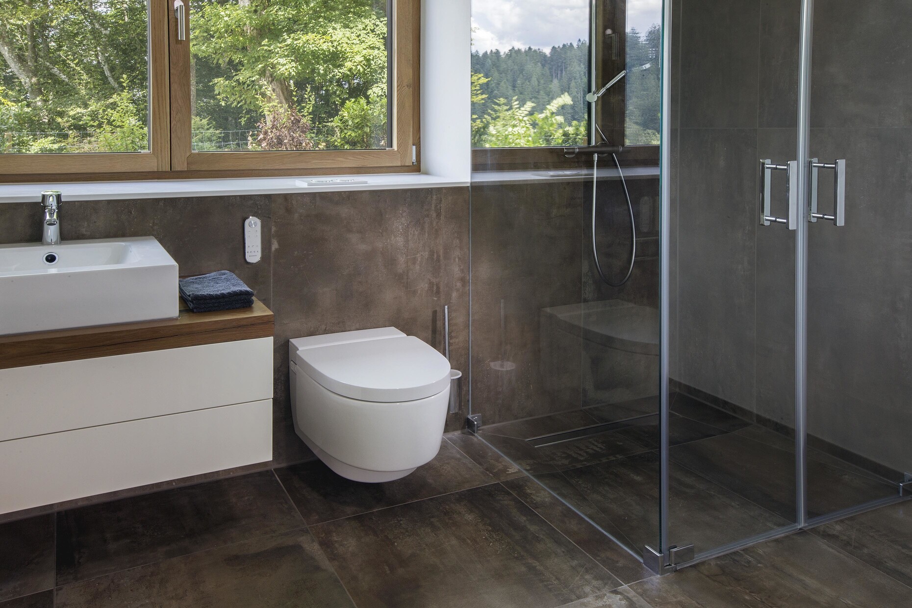 The "Geberit AquaClean Mera Comfort" shower toilet eliminates the need for an additional bidet in the bathrooms.