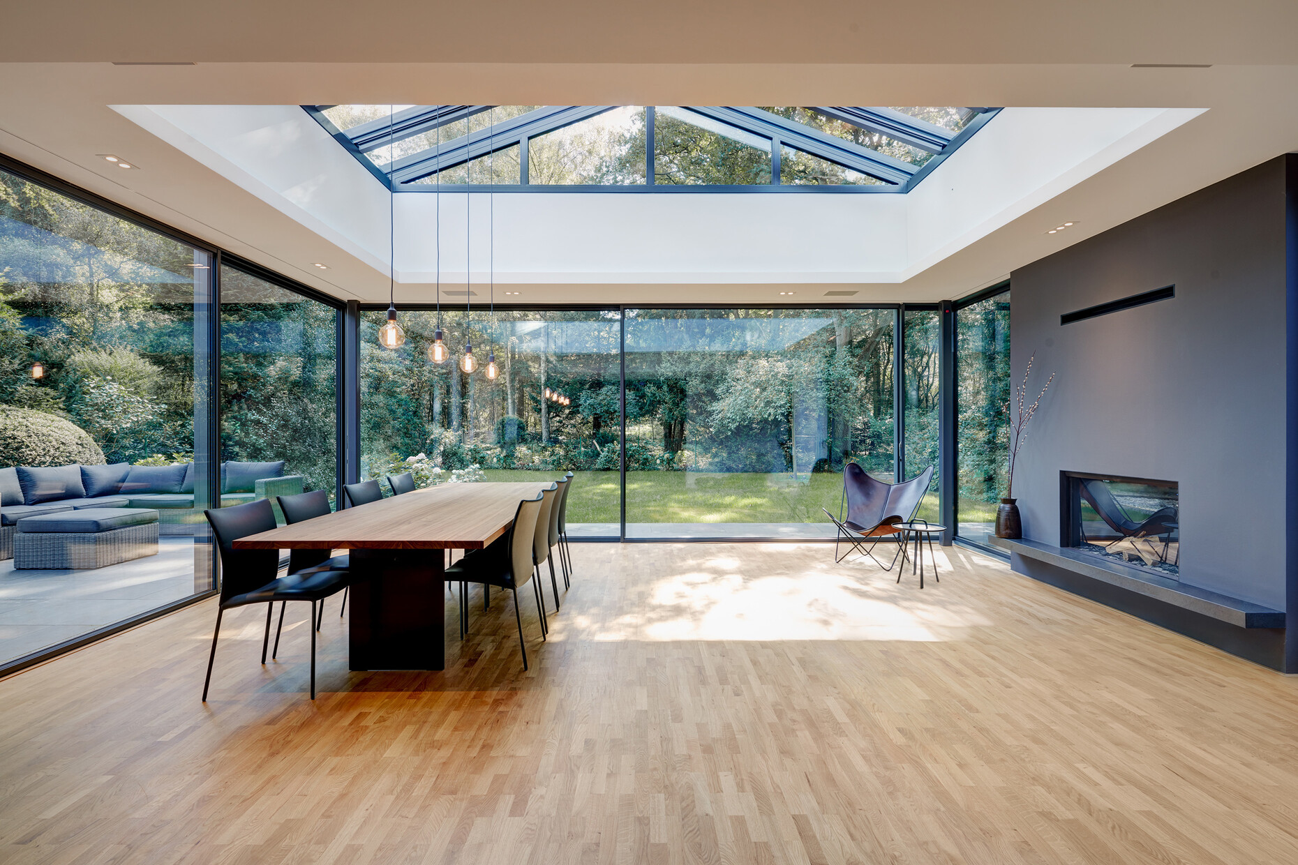 Nevertheless, the owners need not fear high power bills or a loss of security, as the cero triple glazing is up to passivhaus standard and keep energy consumption low.