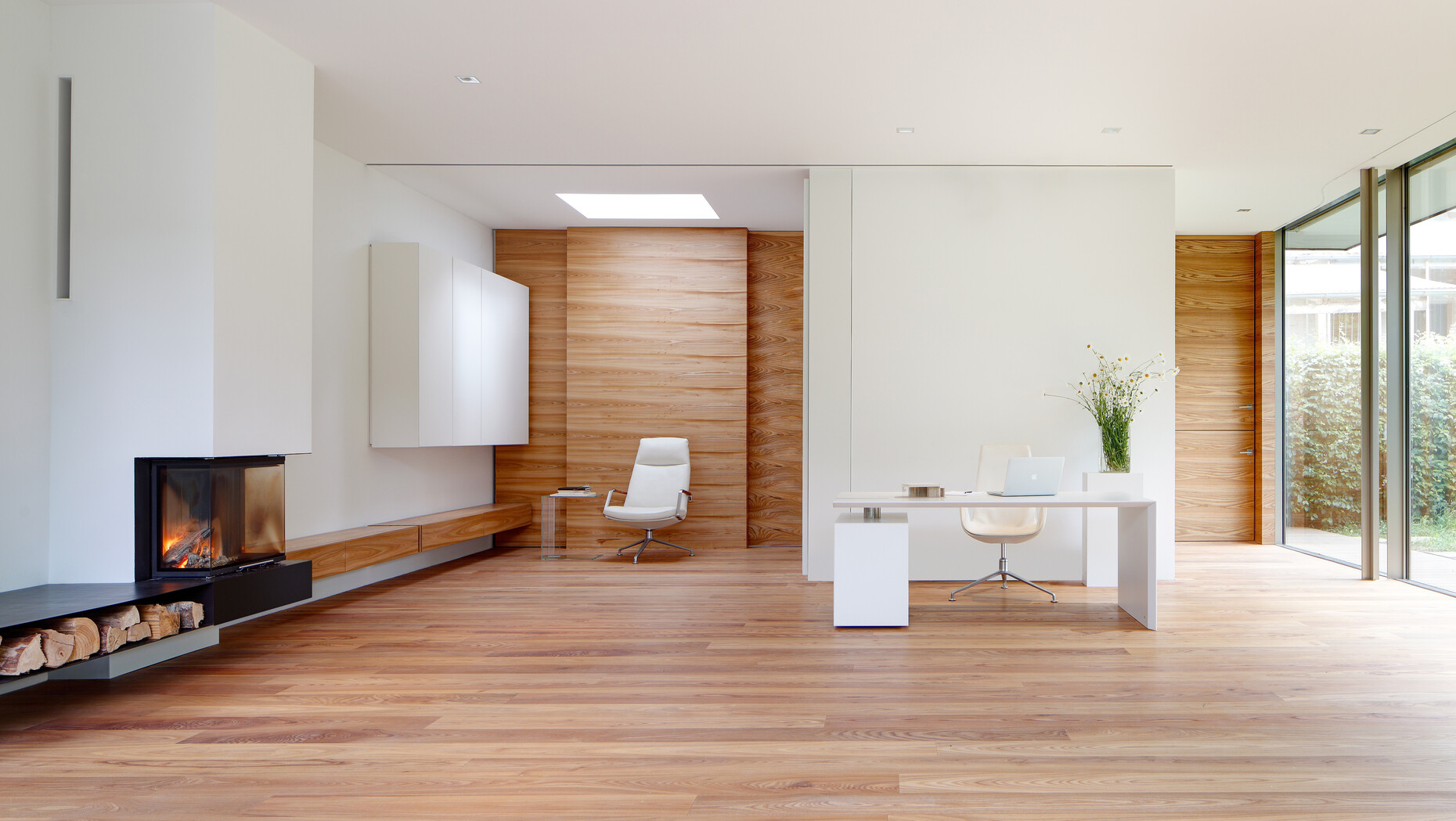 Optischer Anker: Die Schreibtische der "M-Line"-Serie von Heike Falkenberg im "Haus Rheder II".