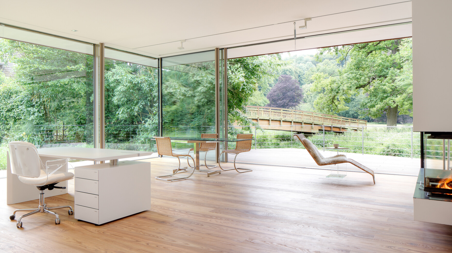 Vom "M-Desk" mit Standcontainer bietet sich dank der bodentiefen Schiebefenster ein unverstellter Blick in den nahen Landschaftspark.