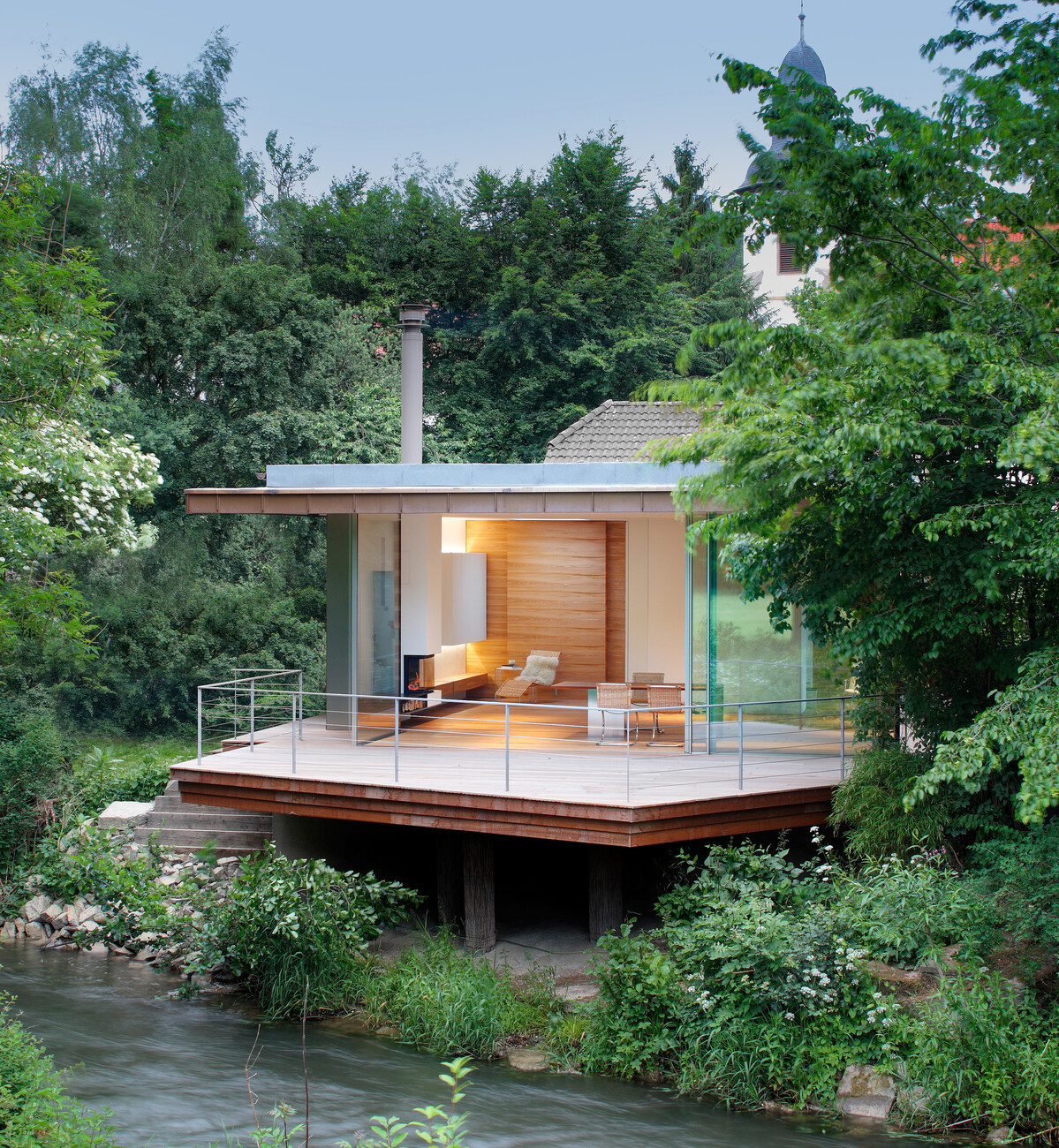 Auf 90 Quadratmetern hat sich die Innenarchitektin Heike Falkenberg am Ufer des Flüsschens Nethe in Ostwestfalen einen hellen Rückzugsort geschaffen.