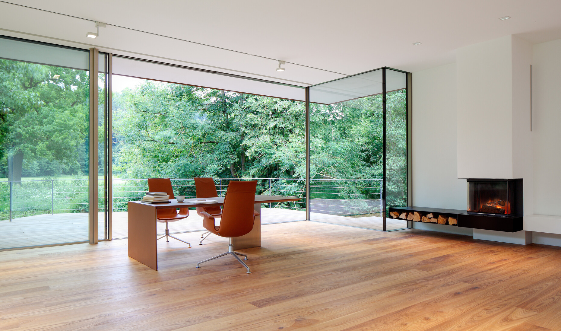 "M-Media" bietet mit nach beiden Seiten geöffneter Form Platz für Besprechungen. Sämtliche Medientechnik verschwindet hinter der sogenannten "E-Klappe" in der Tischplatte.