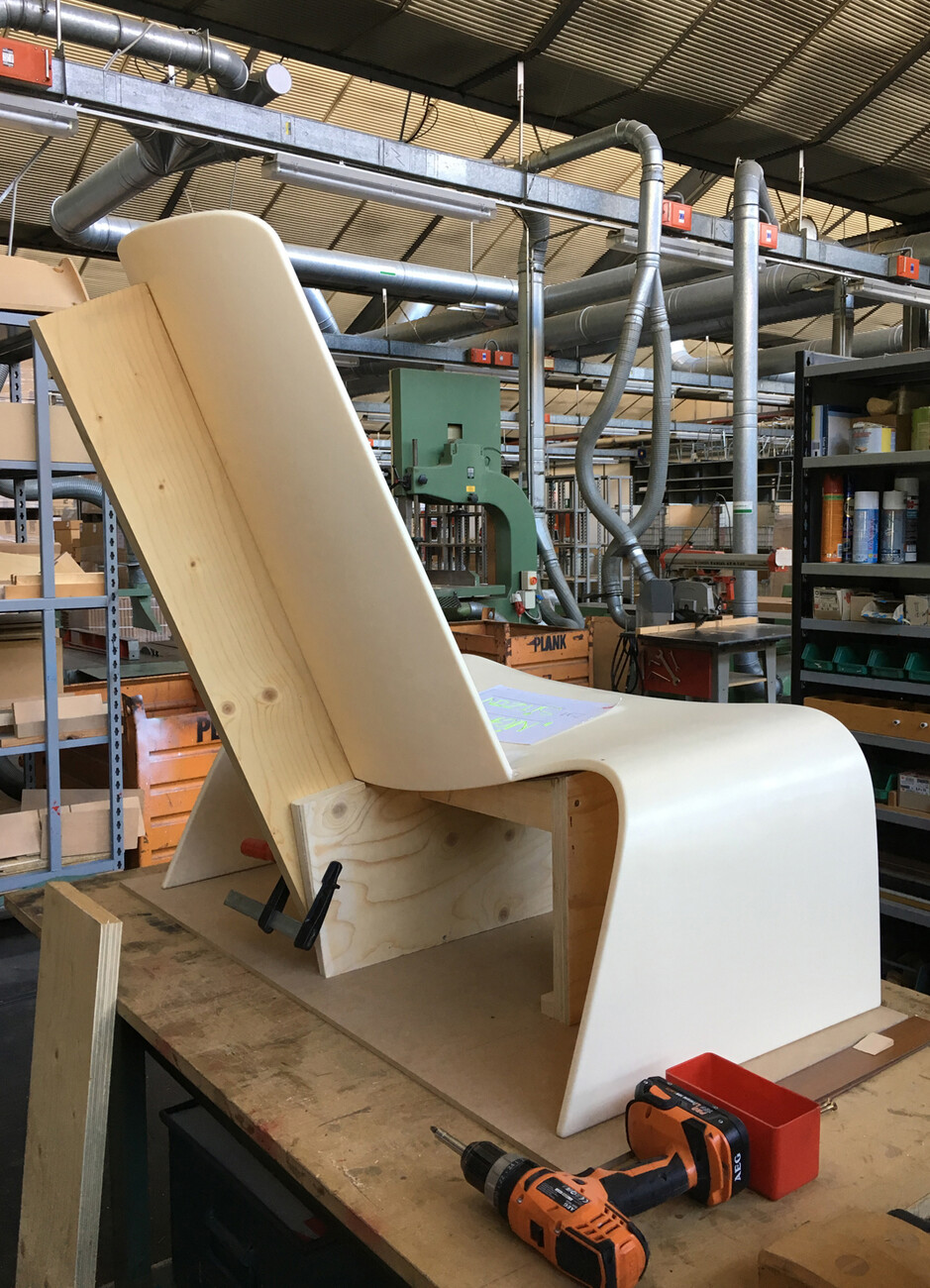 The slight backwards slope of the seat supports the back, making for greater comfort.