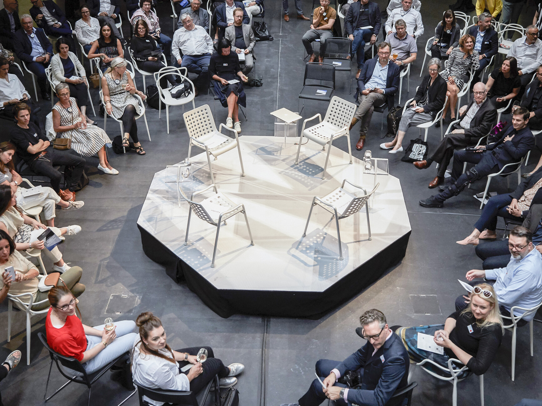 Gespanntes Warten: Noch sind die vier Stühle auf der Bühne beim "Architecture during Art Symposium" im Laufen Forum unbesetzt.