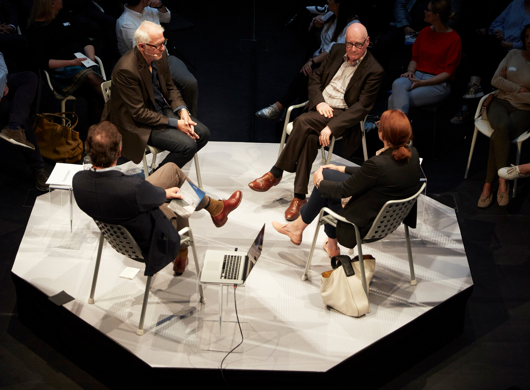 Angeregte Diskussionsrunde: Tim Kammasch, Andreas Fuhrimann, Kurt W. Forster und Gabrielle Hächler (v.l.n.r.)