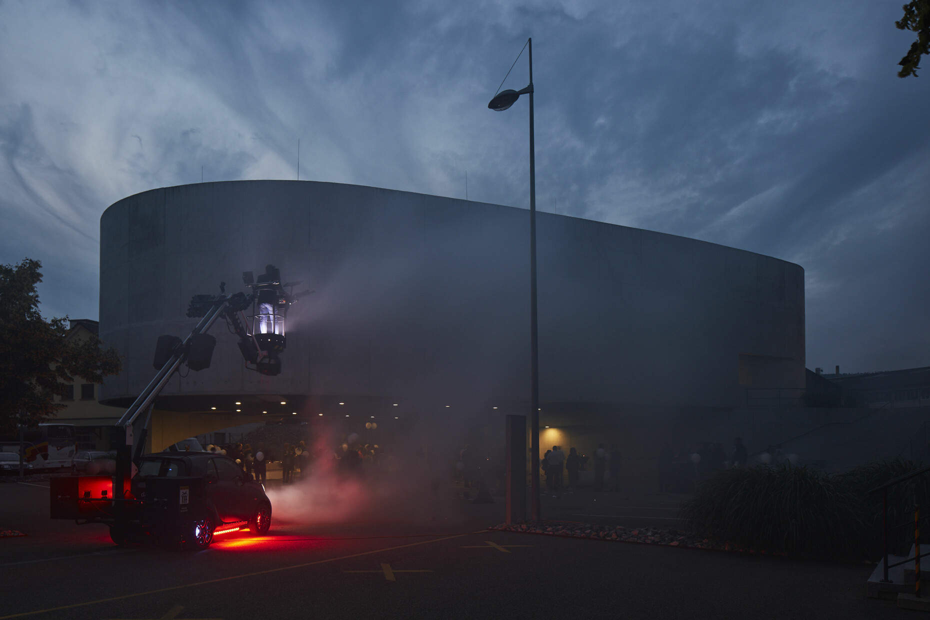 Die "Smart Mobile Disco", ein Entwurf von Konstantin Grcic, taucht das Laufen Forum zum Abschluss der Veranstaltung in farbiges Licht und Kunstnebel.