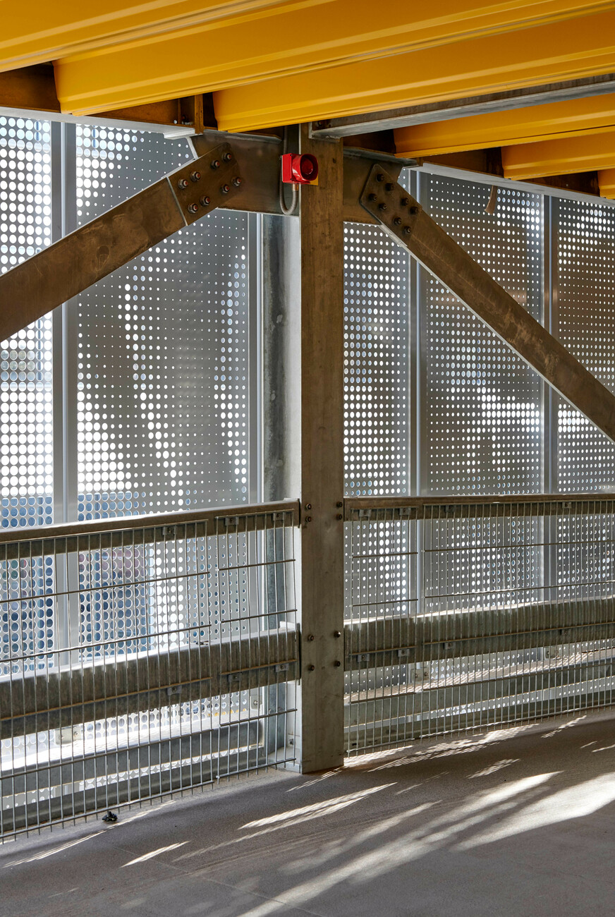 Thanks to its light weight and lean structure, the metal cladding has ideal load-bearing properties.