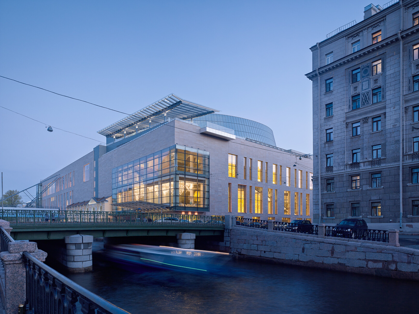 The ten-story new build for the Mariinsky Theater, affectionately known as “Mariinsky II”, is located on the Kryukov Canal directly opposite the old theater, which dates back to 1860.