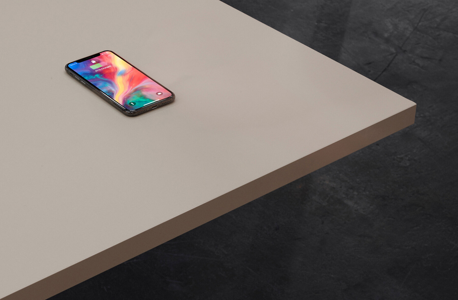 Qi module included: The Berlin-based label New Tendency now offers its "Masa" desk system with inductive charging function.