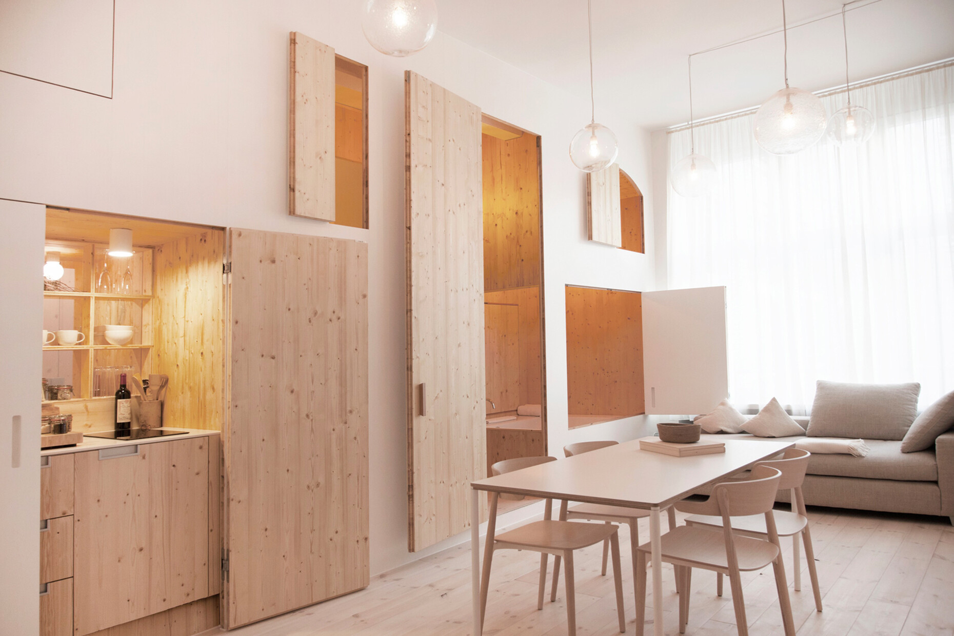 Across 50 square meters a bedroom, a kitchen, a bathroom complete with tub and a sauna are spread out across the two floors inside the cube.