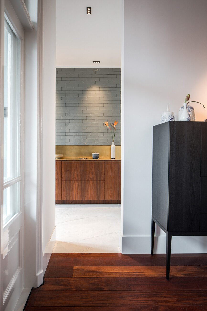 The black profiles of the luminary harmonizes well with the interior design and its strong contrasts – Alfred Toet has managed to straddle the past and present.