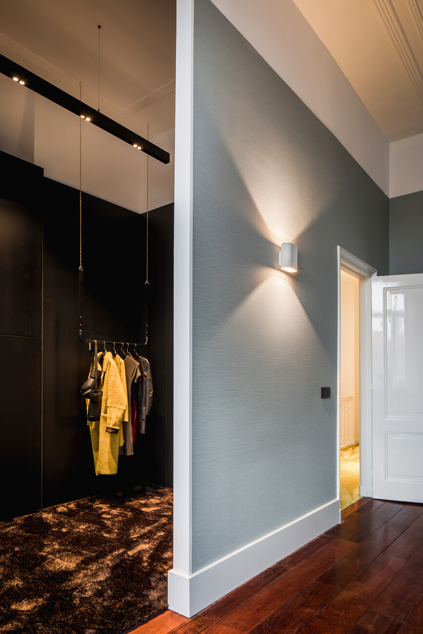 Alfred Toet demonstrated just how flexible the geometric luminaire is with his decision to integrate this essentially technical light into a home environment.