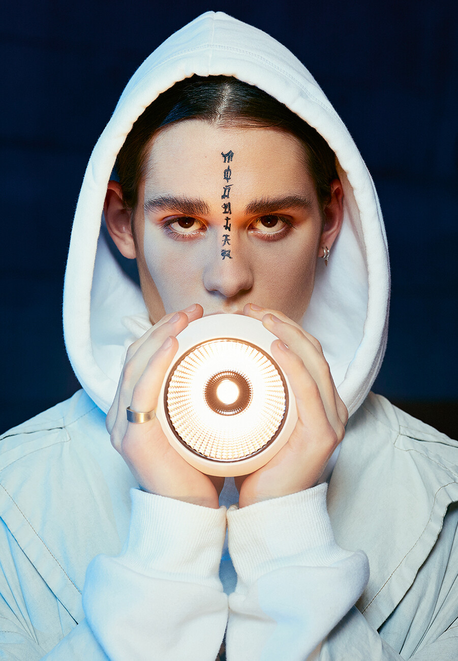 With “Marbul Suspension” the range boasts a suspended luminaire that sets new accents.