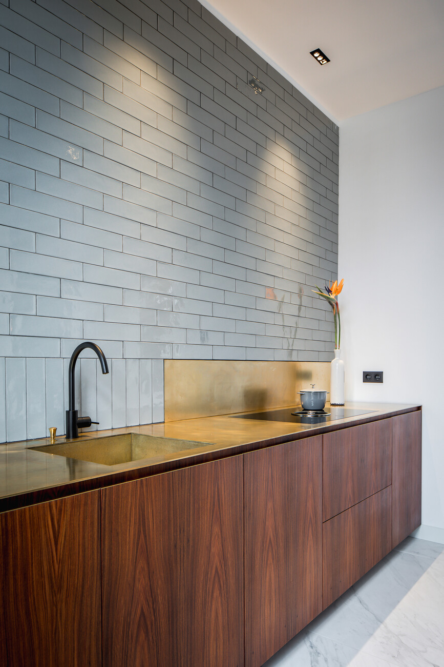 Installation and adjustment of "Qbini" required no screws thanks to the patented click-in system, which allows the light modules to be simply clicked into a pre-mounted frame.