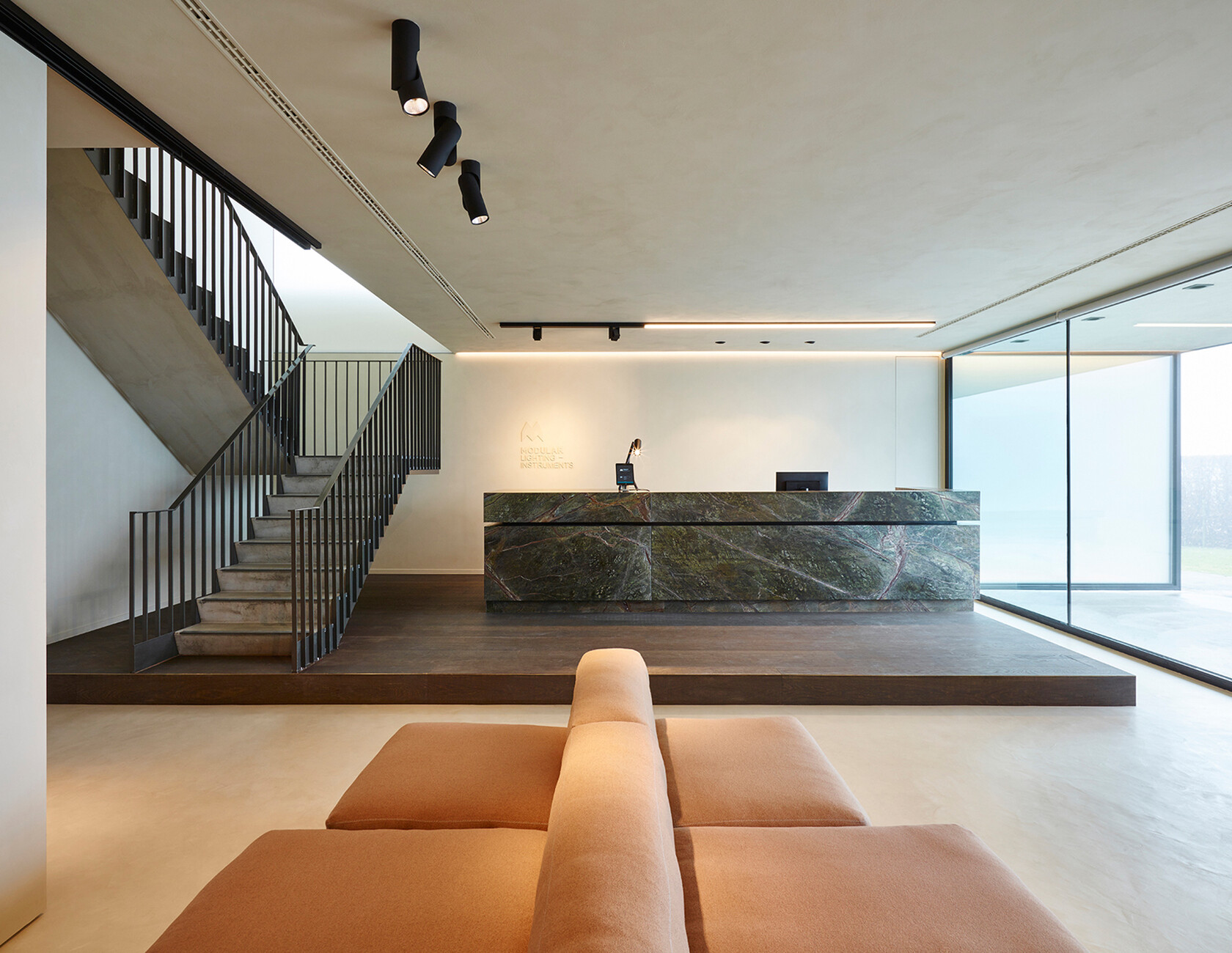 The company’s own products “Médard,” “MP78,” “Semih,” “SLD50,” “Trapz,” “Smart kup tubed,” and “Wink” were chosen for the lounge.