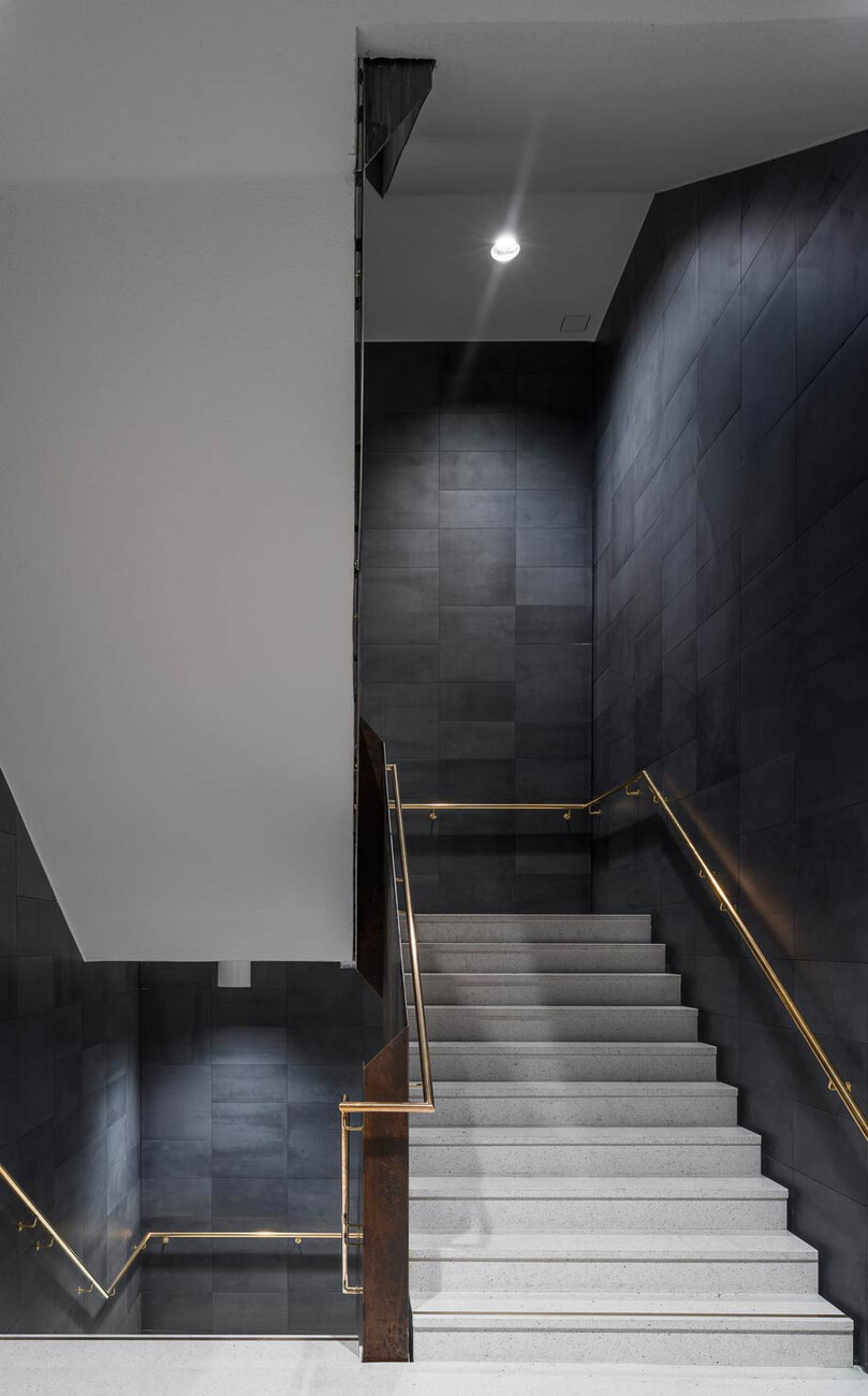 A lively interplay of colors is achieved with the grain of the plates.