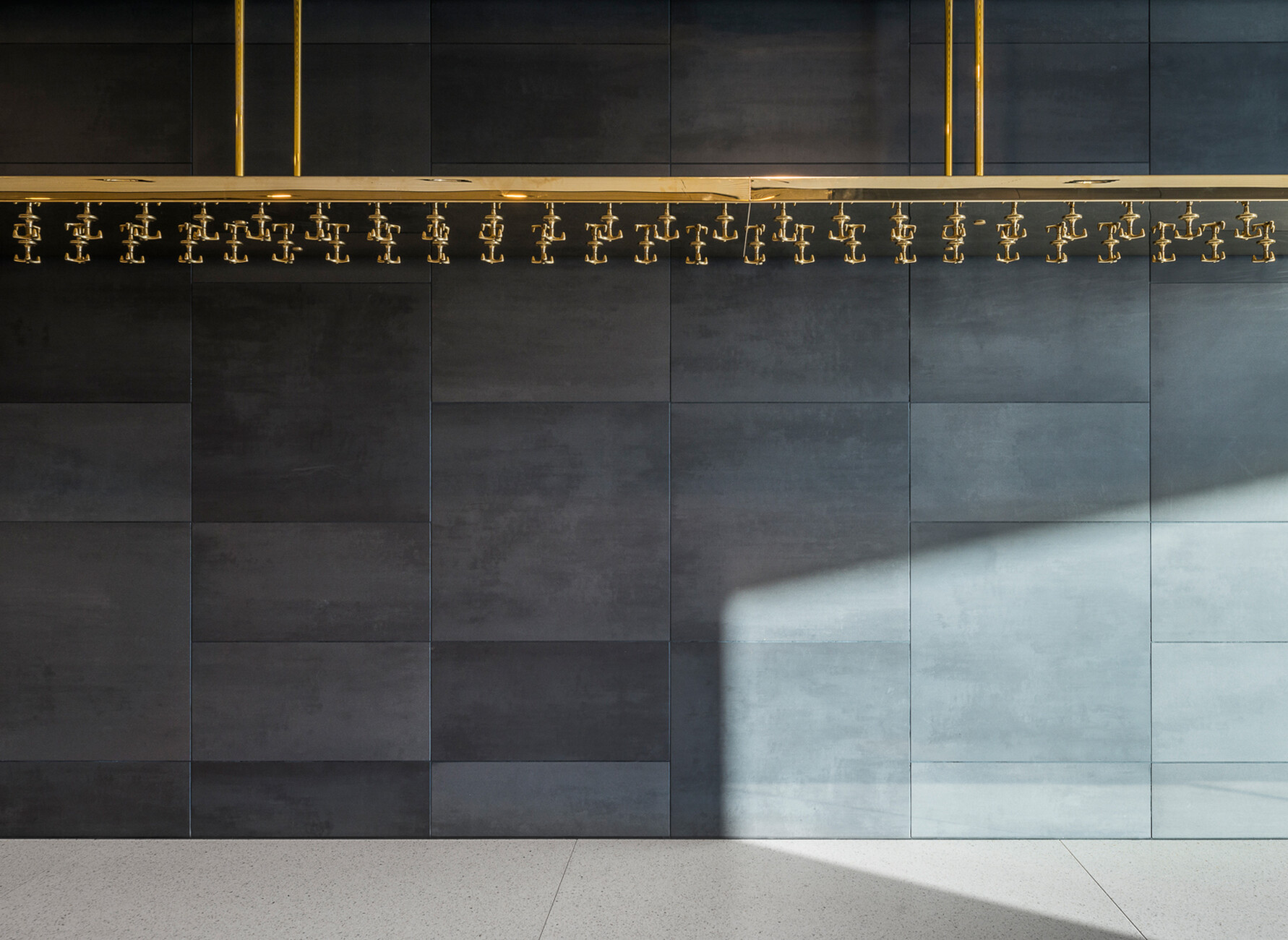 Each tile is a robust one-off – in combination with a range of other formats this gives rise to a dynamic visual impression with optical depth.