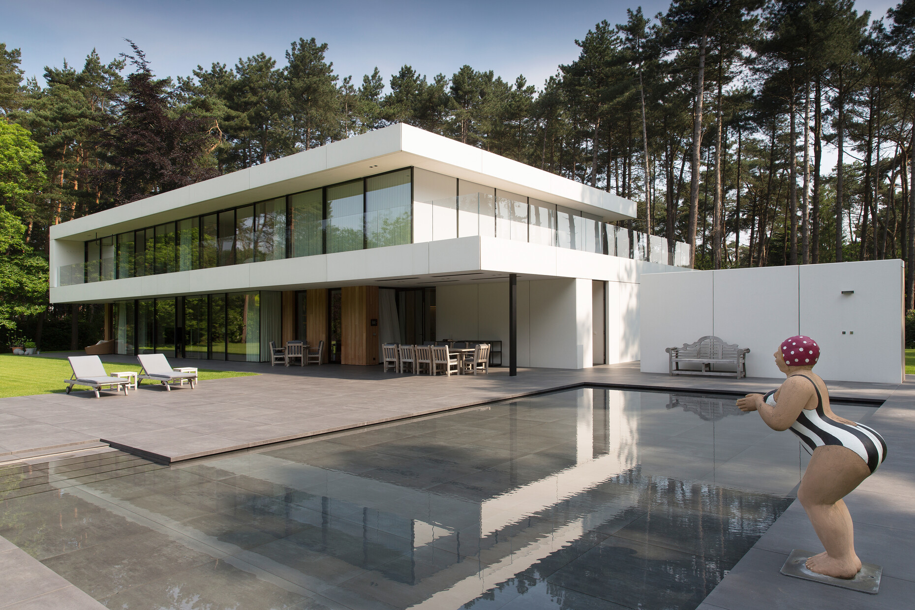 The single-family house of CONIX RDBM Architects near Antwerp has with its floor-to-ceiling windows a puristic but not steril effect.