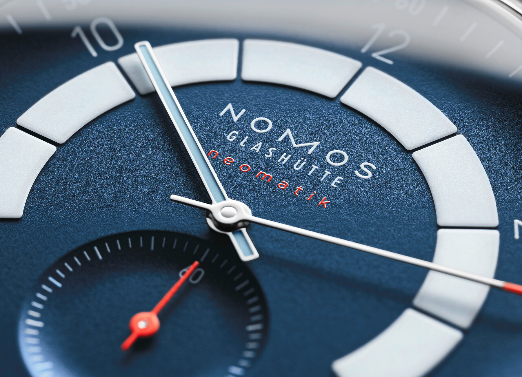 Nomos Autobahn Neomatik Datum Nachtblau Detail Leuchtring Stylepark