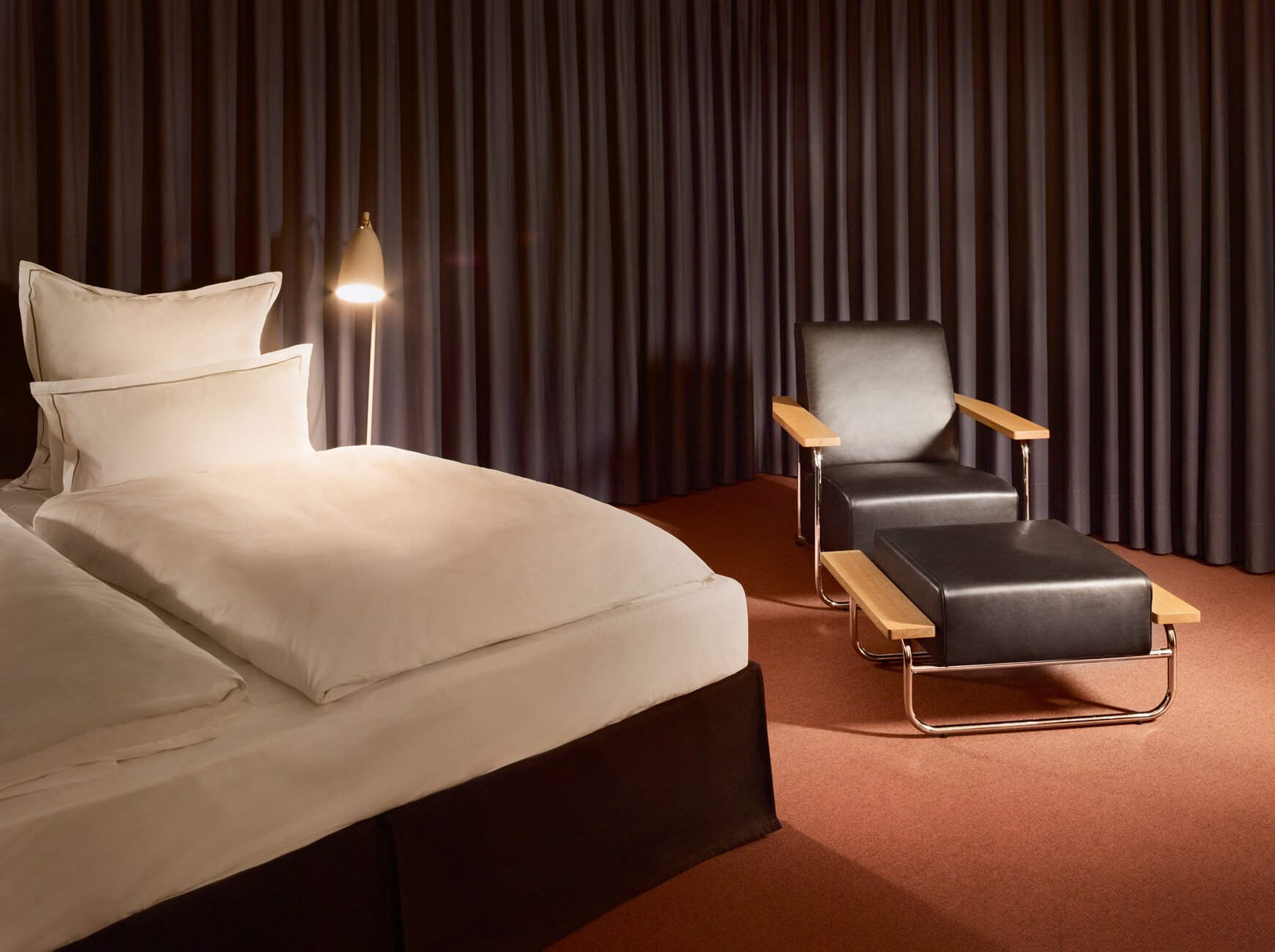 Feet up: The "Lovell Easy Chair" with Ottoman provides high comfort with a fine bull leather.