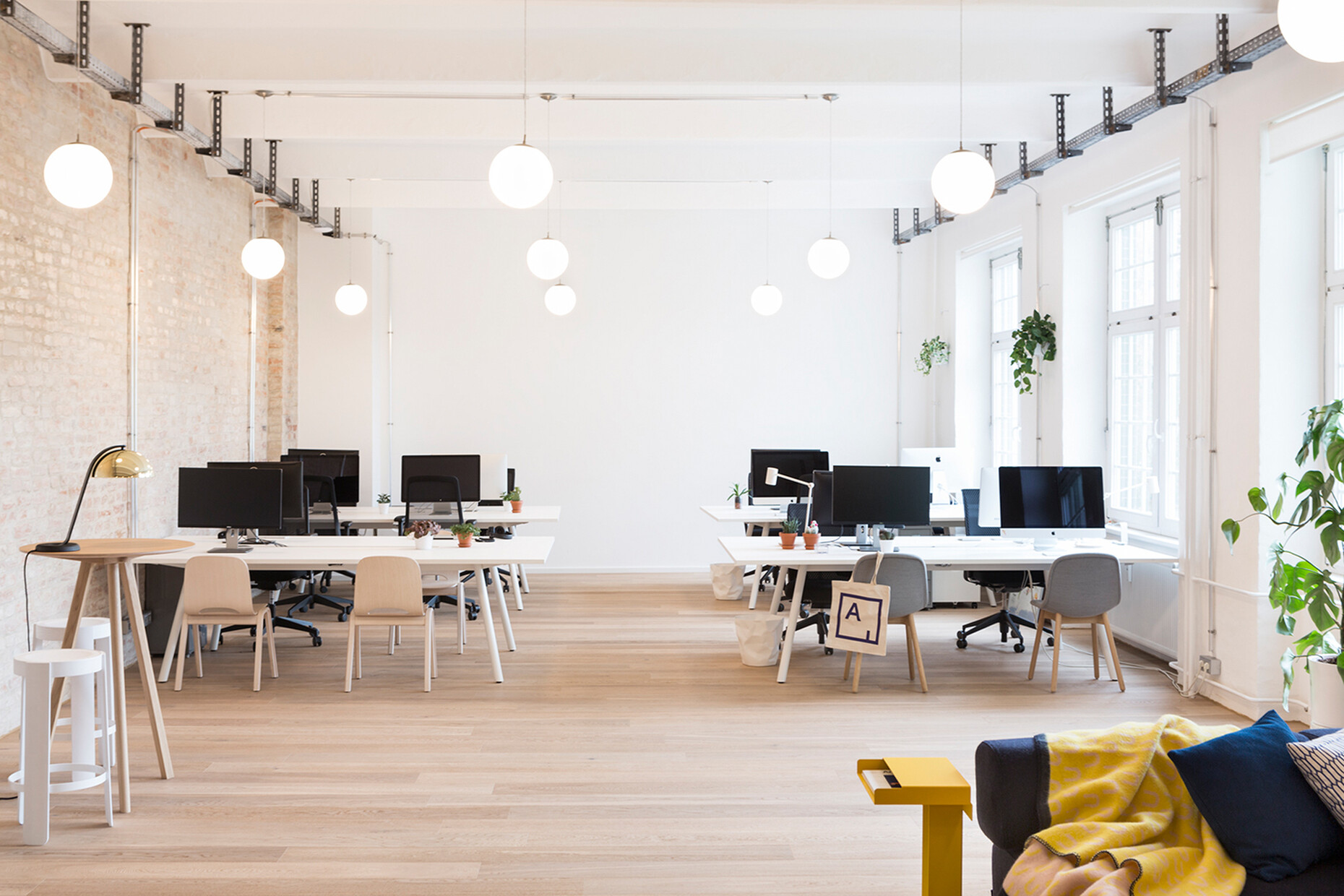 Neben maßgeschneiderten Lösungen wurden für die Büroräume das "Masa" Tischsystem, das schraubenlose Regalsystem "Click" und der Beistelltisch "Meta" ausgewählt.