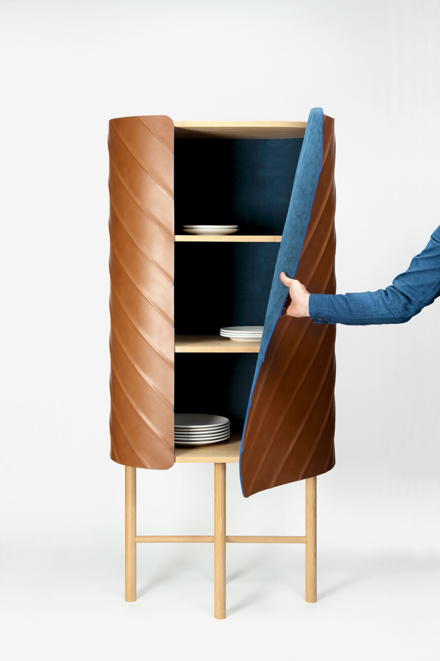 Schrank "Wallet": Flexible Lederfronten lassen sich sanft öffnen und schließen.