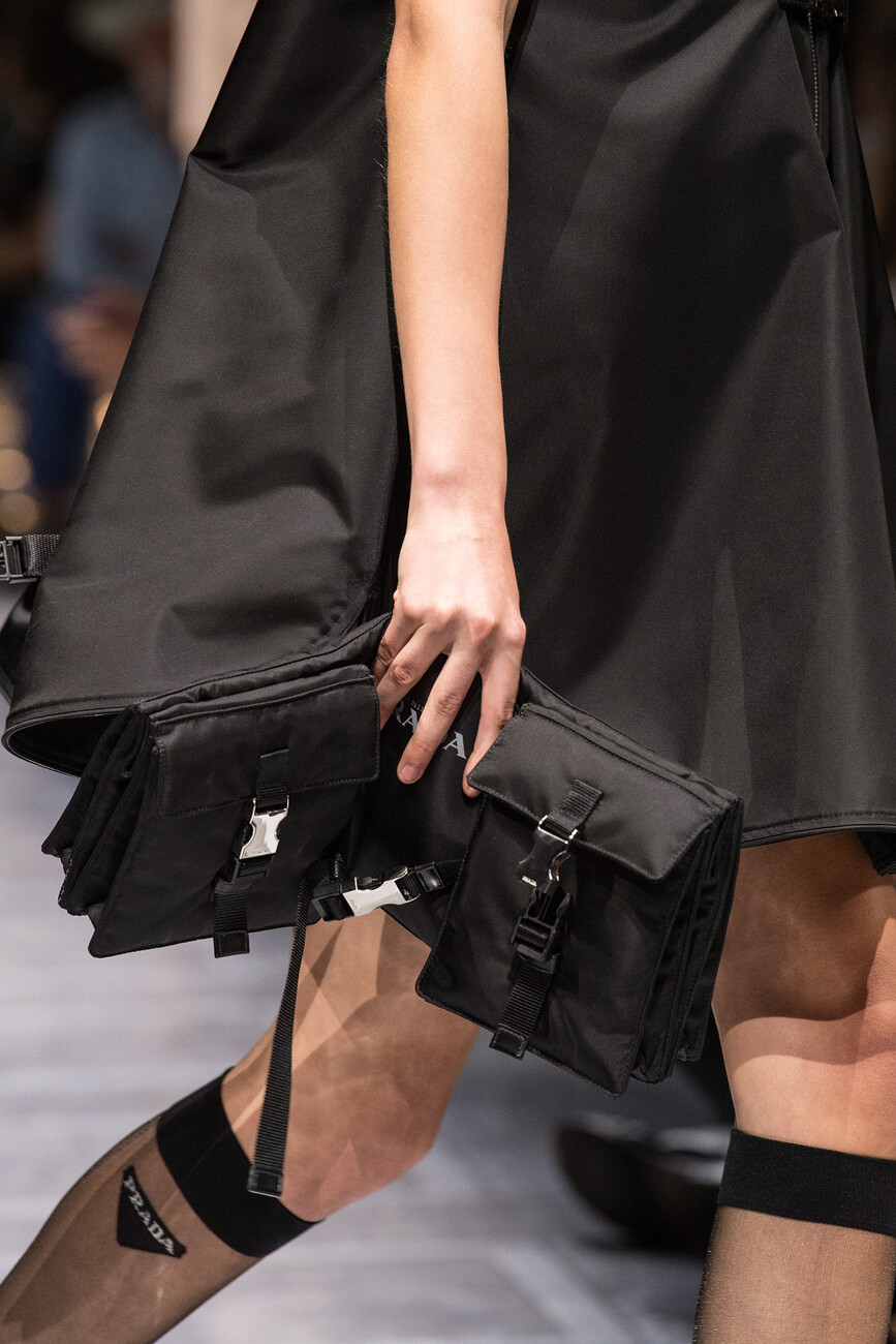 Elisabeth Dillers Tasche kann auch als Kleidungsstück getragen werden.