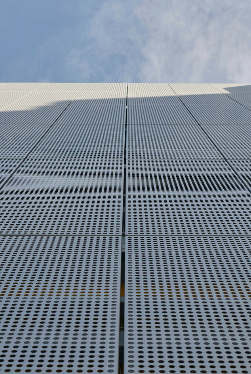 Alongside its strong surface stability, the perforated sheet metal provides good visual and solar protection and with its clear formal idiom is aesthetically appealing.
