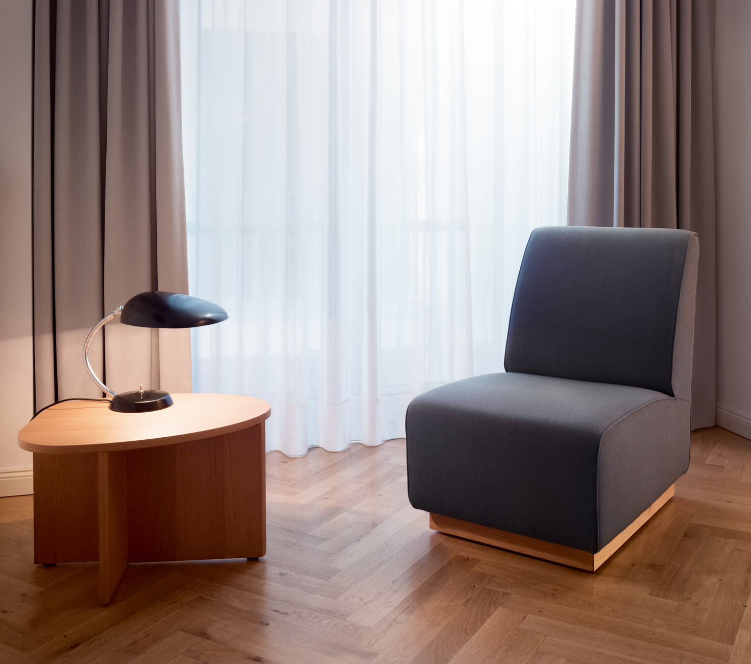 Armchair with format: The "Slipper Chair" is easy to combine thanks to clear lines.