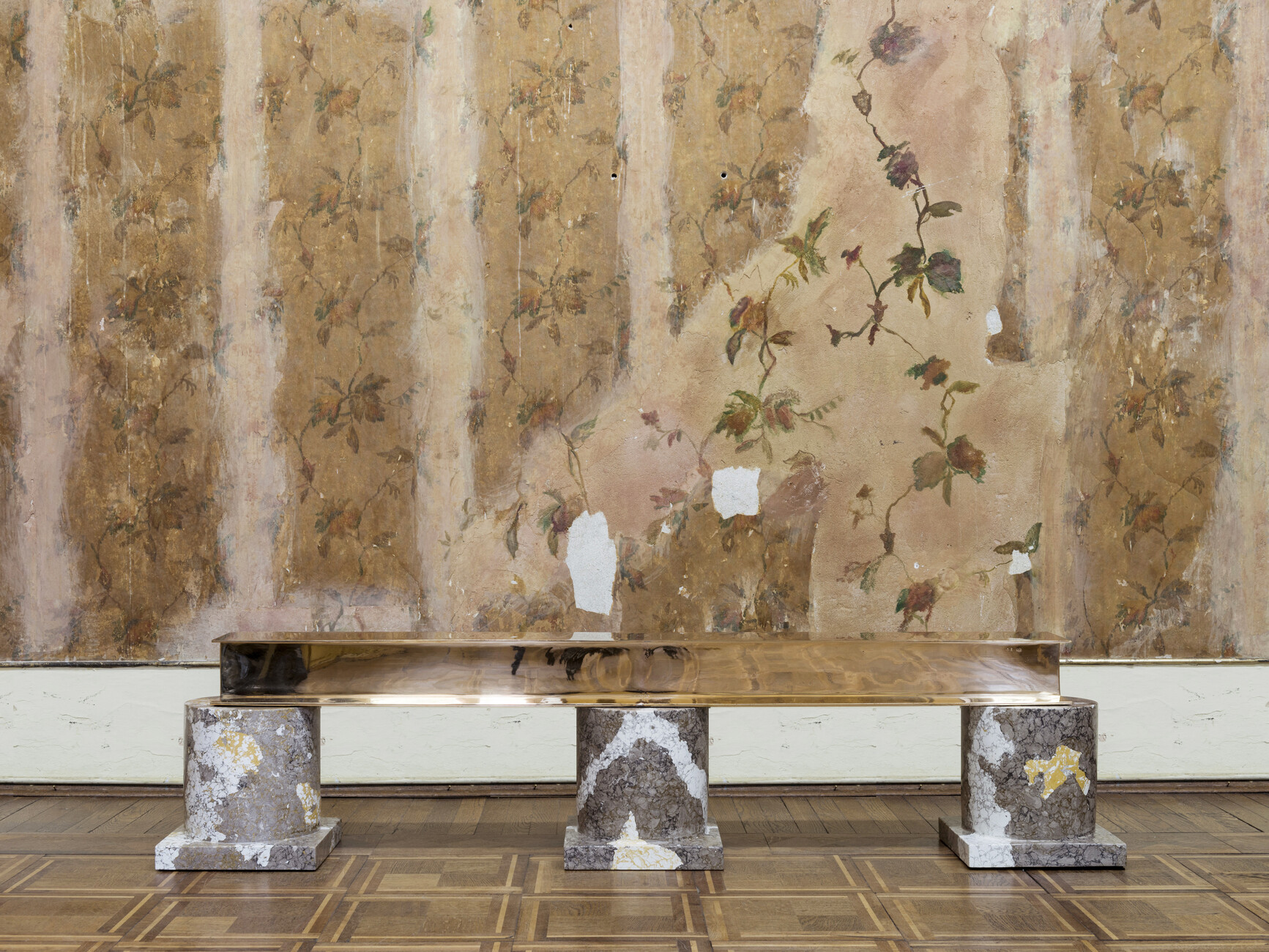 The bank "Palmyra" from the "Ruins" series is made of artificial marble and an I-beam.