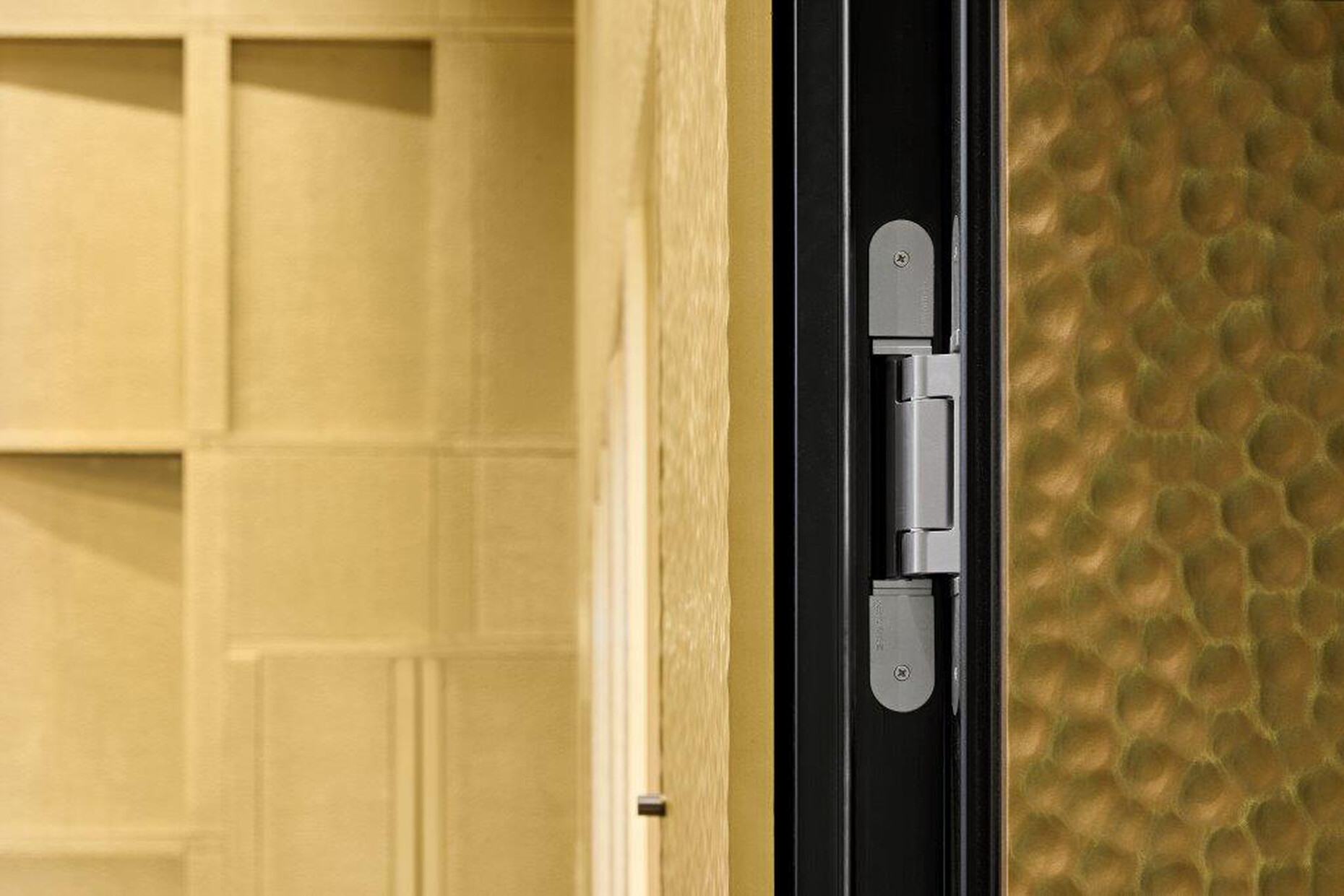 Bei den 110 Millimeter starken Schallschutztüren entschieden sich die Planer für die komplett verdeckt liegenden Bandtechnik "Tectus TE 640 3D".