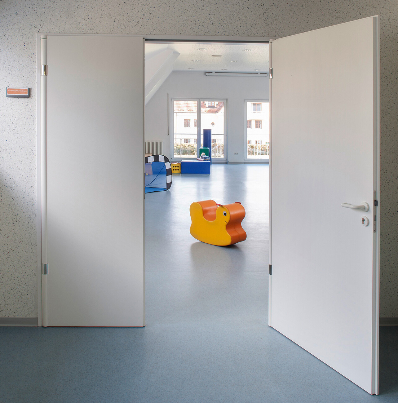 Thanks to the the restrained colors pure white or natural beech the “Variant V 1999 Finger Protection Set” blends homogenously with the overall setting.