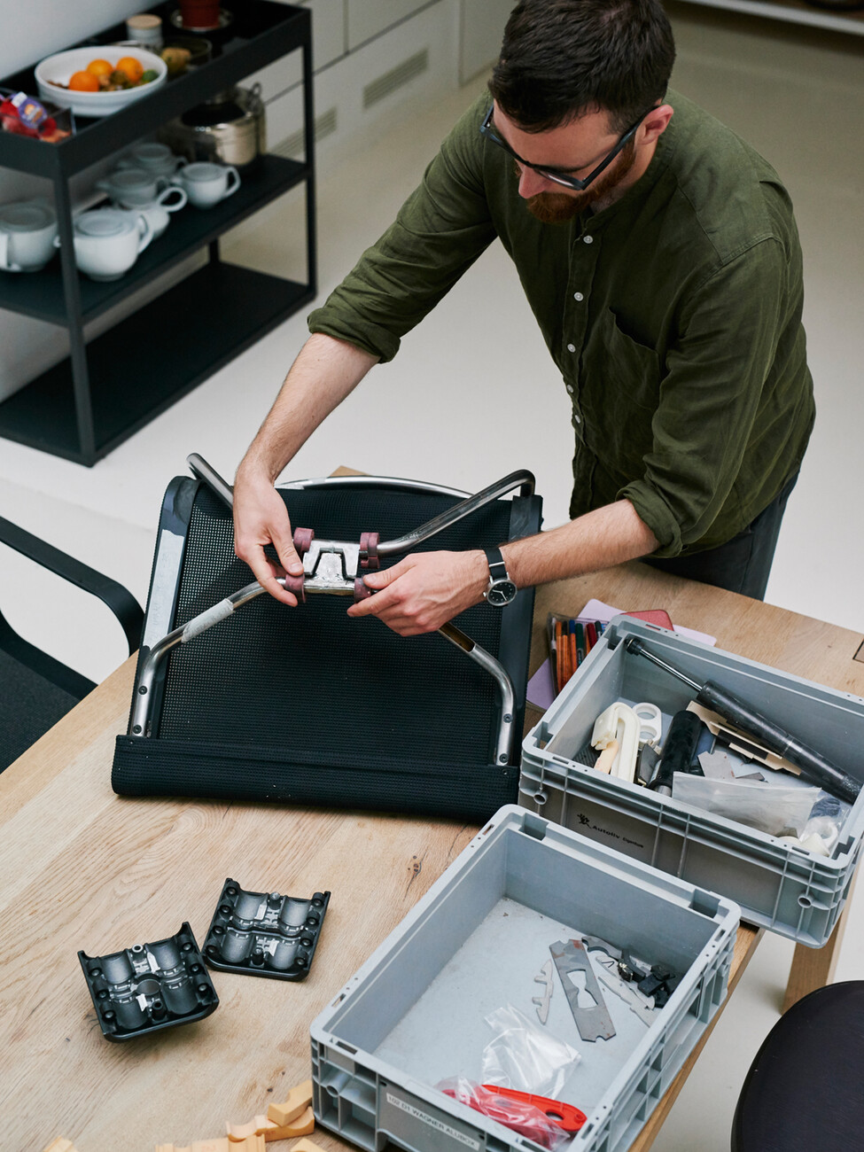 Both axes are separately movable and supplemented with brackets. The back and the seat are attached to each of these.