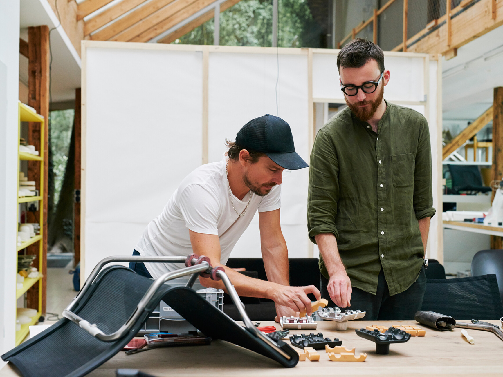 Uncoupling movements: Stefan Diez and his team rethought the Dondola joint for the D1 chair family from Wagner Living.