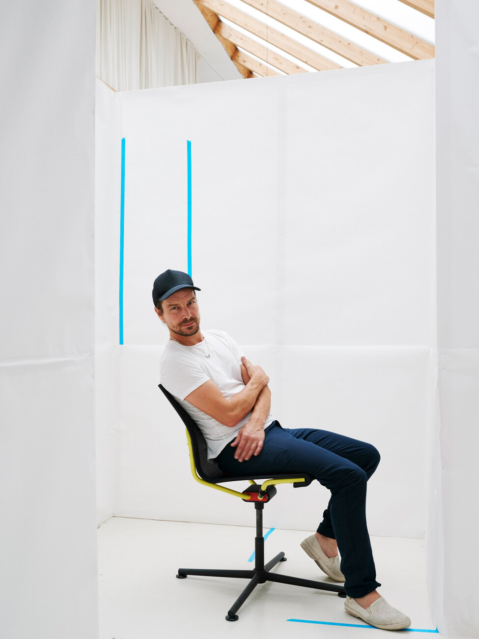 The new Dondola joint by Stefan Diez allows micro-movements while sitting, which relieve and strengthen the spine.