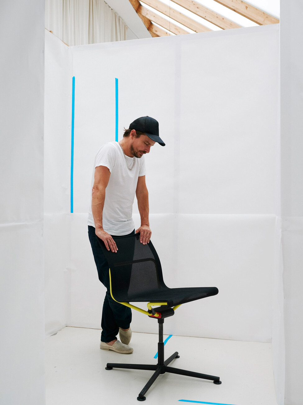 The cylindrically shaped construction can be used for variable chair bases, from side chairs to swivel chairs.