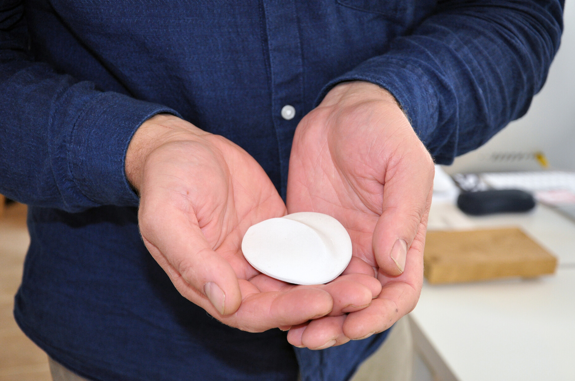 A simple and complex form language of the prototype of clay is the base for the variant-rich reflections in the future crystal.